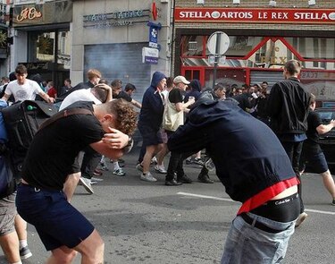 Policía usa gas lacrimógeno para controlar a fanáticos ingleses