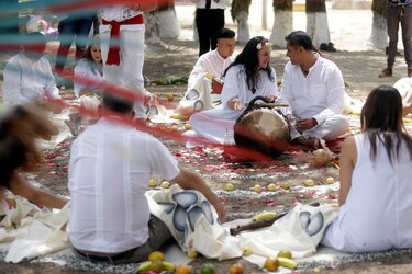 Por equinoccio parejas celebran bodas prehispánicas en zona arqueológica de México