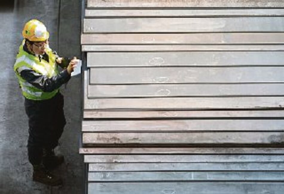 Manufactura sigue a la baja