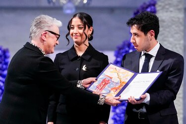 Narges Mohammadi pide al recibir el Nobel de la Paz apoyo para acabar con el régimen de Irán