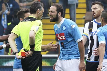 Higuaín es suspendido cuatro partidos, un duro golpe para el Napoli