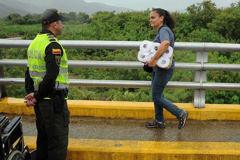 Reabren frontera con Colombia y 35 mil venezolanos la cruzan