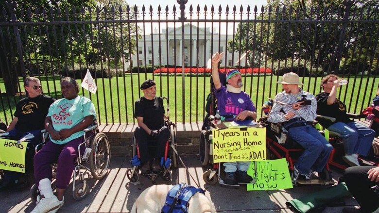 Qué fueron las ‘leyes feas’, las normas con las que Estados Unidos penalizó la ‘fealdad’ y persiguió a los pobres y a los discapacitados