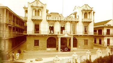 Un palacio con las puertas abiertas