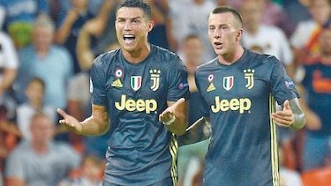 Juventus gana en Valencia pero pierde a Cristiano