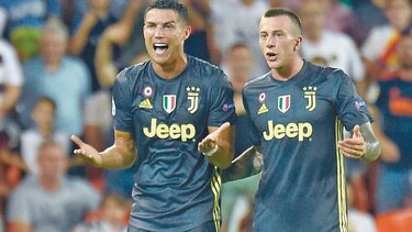 Juventus gana en Valencia pero pierde a Cristiano