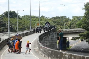 Siguen los cierres; la Policía trata de despejar vías 