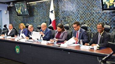 Gremios médicos, en alerta por proyecto de ley sobre estéticas