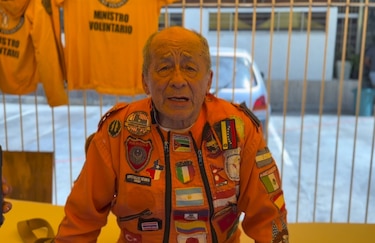 El rescatista mexicano de 80 años que atiende por tercera vez un desastre en Venezuela
