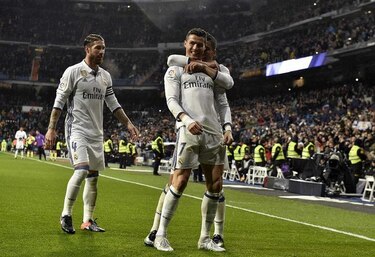 Real Madrid golea 3-0 a la Real Sociedad y lidera la Liga