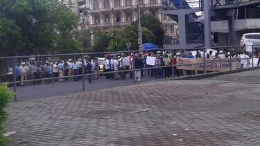 Un grupo de jubilados cierra la avenida de los Mártires