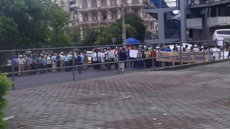 Un grupo de jubilados cierra la avenida de los Mártires