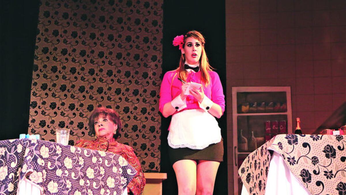Una escena en la que comparten el proscenio las actrices Ceila González (izquierda) y Ofelia Puig. Cortesía