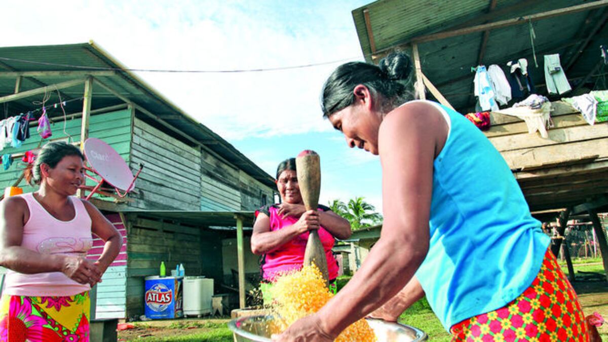 Con la mano de pilón las mujeres quiebran el maíz con el cual prepararán la tortilla que alimentará a los suyos. La cazuela espera.
