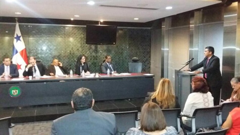 Cuestionan proyecto de reformas electorales en primer día de consultas