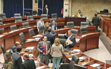 Debaten reformas a ley de carrera administrativa