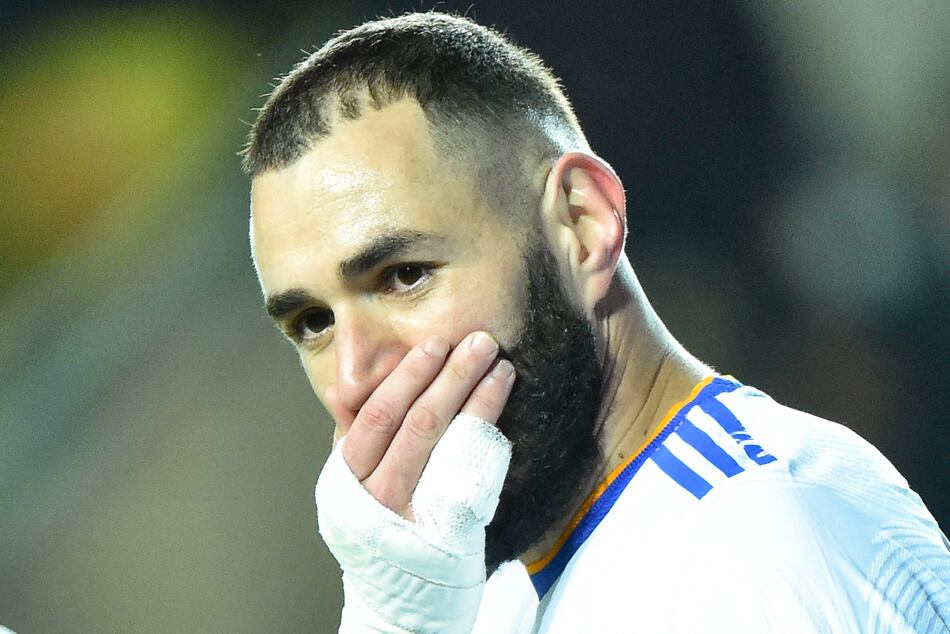 Benzema se retira lesionado a tres días de enfrentarse al Inter en Champions