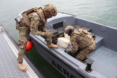 Imputan cargos y dictan detención a 10 hombres por carguero con droga valorada en más de $200 millones