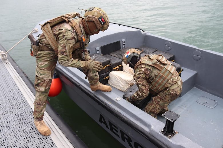 Imputan cargos y dictan detención a 10 hombres por carguero con droga valorada en más de $200 millones