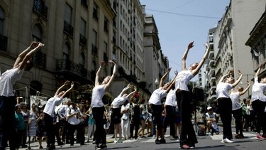Argentina: Bailarines protestan danzando en las calles