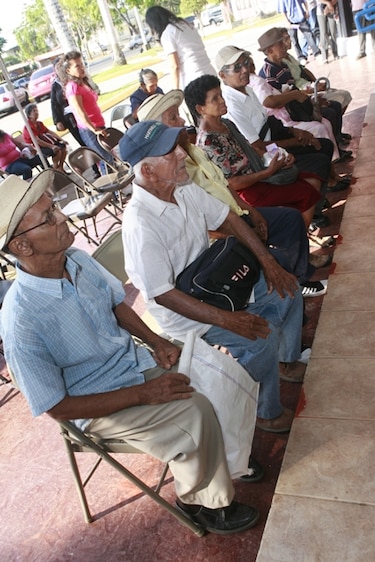 Gobierno afirma que redujo la pobreza en el primer semestre 2012