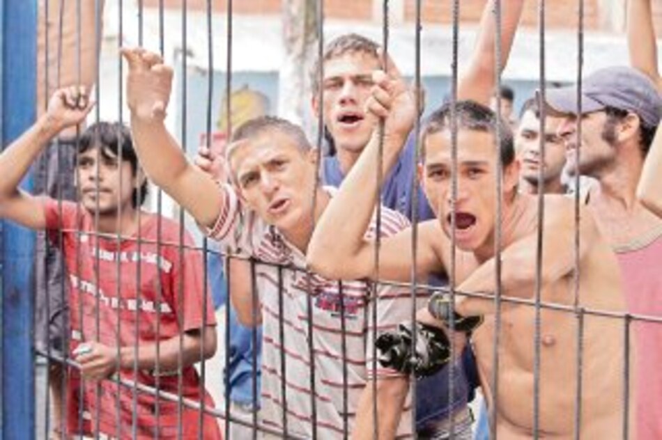 Disturbios dejan un reo muerto