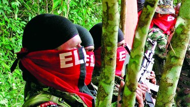 Misión humanitaria recibe a la esposa de militar que estaba en poder del ELN en Colombia