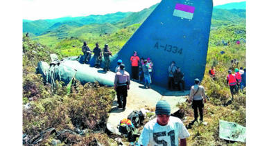 La caída de un avión militar deja 13 muertos