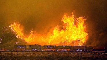 Más de 82 mil personas huyen de incendio forestal en California