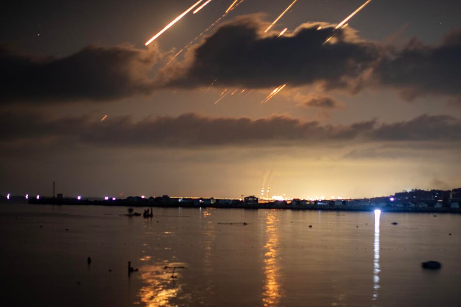 Oleadas de bombardeos desde Irán provocan muertos, heridos y destrucción en Israel