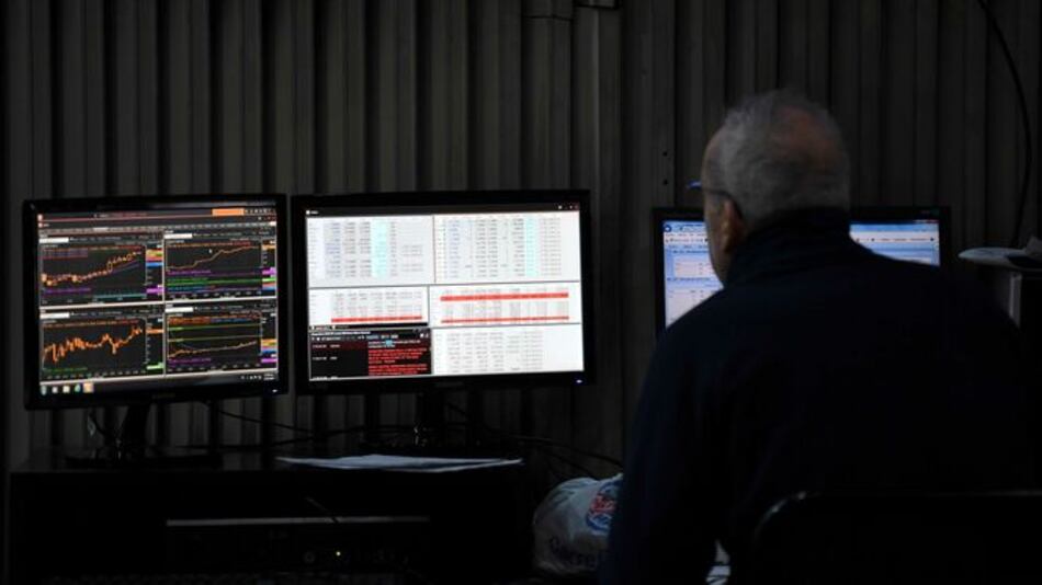 Mercados huyen de activos argentinos por temor a incumplimiento