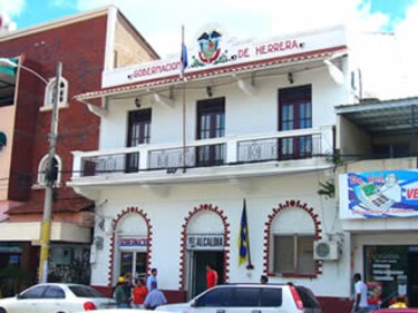 Entregan las llaves de la Gobernación de Herrera