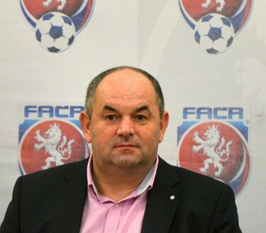 Detienen al presidente de la Federación Checa de Fútbol