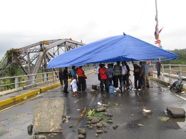 Se cumplen 24 horas de cierre en puente sobre el río Changuinola
