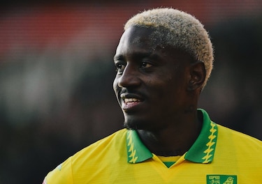 José Córdoba se erige como pilar del Norwich City en triunfo ante el líder Coventry