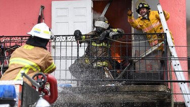 Incendio en El Chorrillo deja un bombero muerto y otro herido