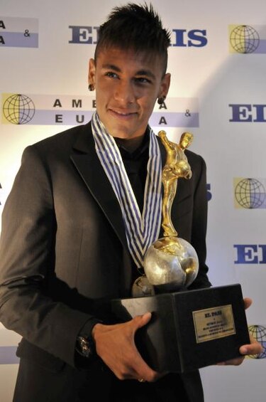 Neymar recibe su segundo título de Rey del fútbol de América