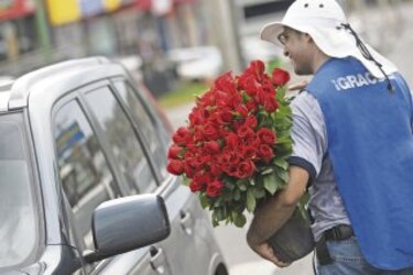 Se marchita la venta de flores en los semáforos