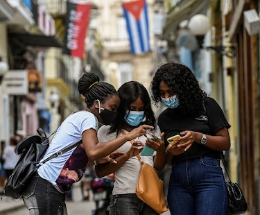 Cubanos acceden a internet con tecnología respaldada por Estados Unidos