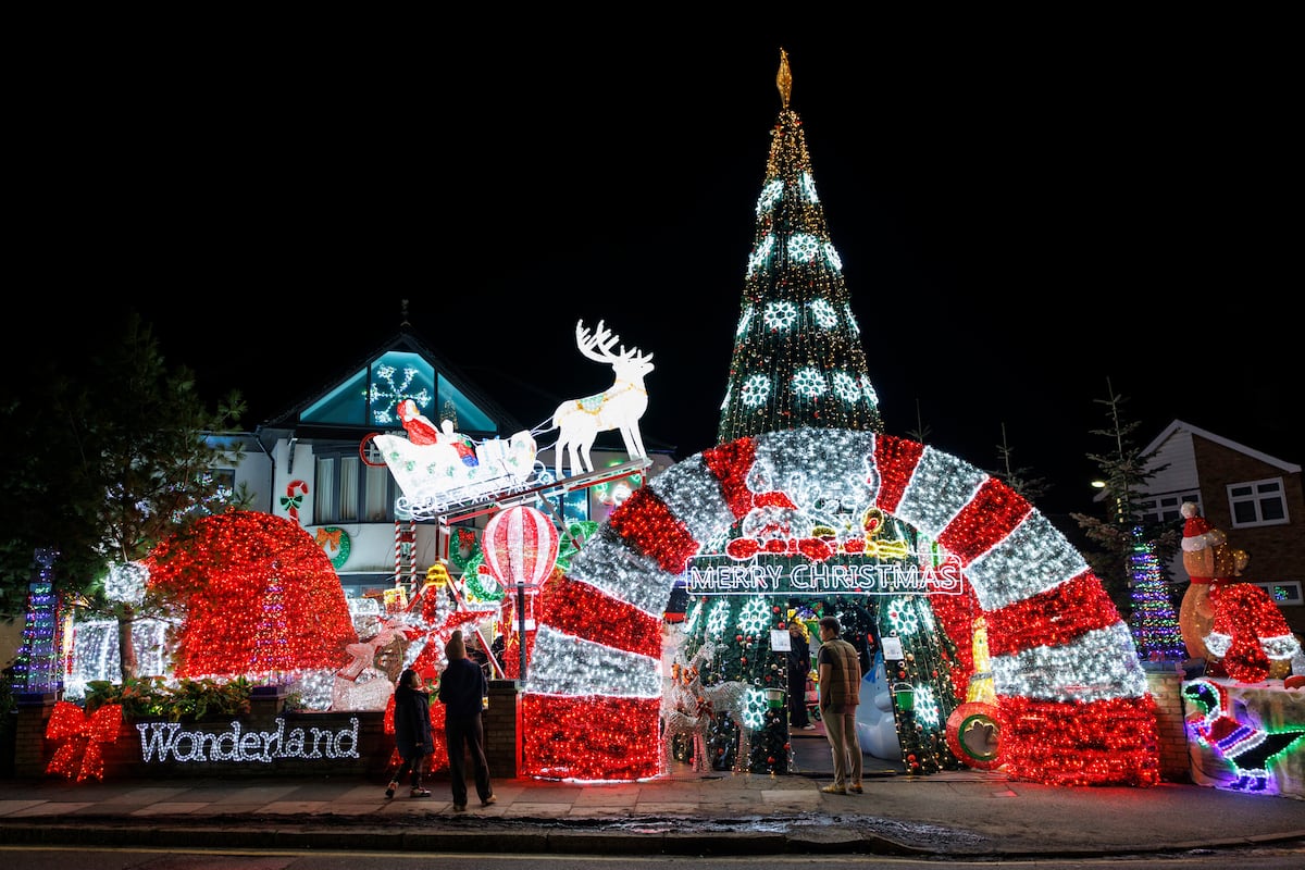 Familias visitan el jardín delantero de una casa con adornos navideños en Romford, conocido localmente como "Romford Wonderland", en el este de Londres, Gran Bretaña. EFE