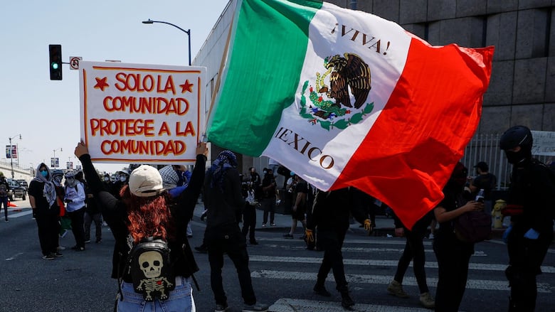 ¿Por qué genera polémica la bandera de México en las protestas contra las redadas en Los Ángeles?