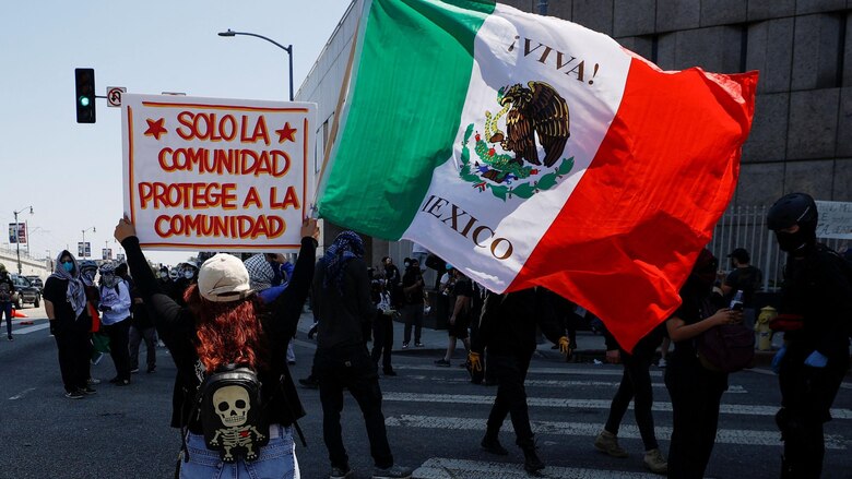 ¿Por qué genera polémica la bandera de México en las protestas contra las redadas en Los Ángeles?