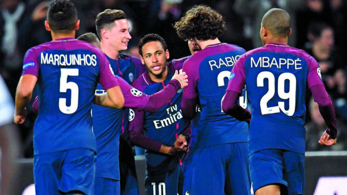 Jugadores del París Saint Germain celebran sus goles y su clasificación a octavos de final.