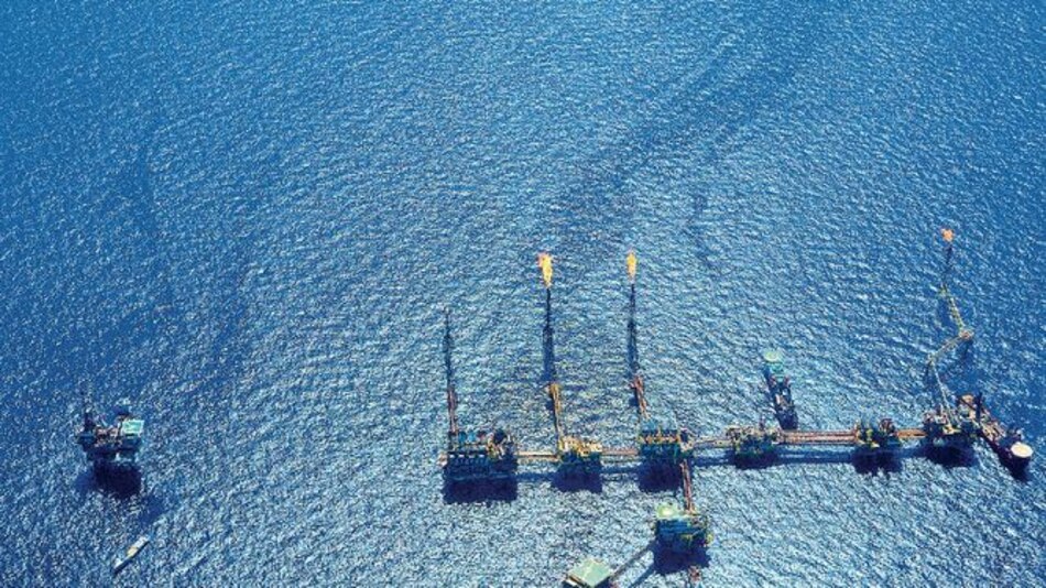 López Obrador inicia revisión de contratos petroleros