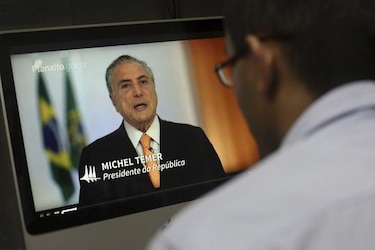 Presidente de Brasil niega haber participado de corrupción en Petrobras
