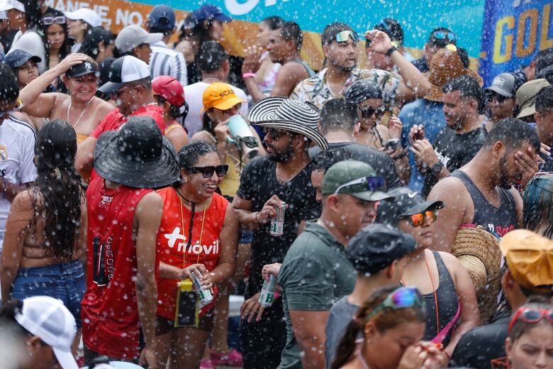 Carnaval en Santiago: sol, agua y música marcan la tercera jornada de fiesta