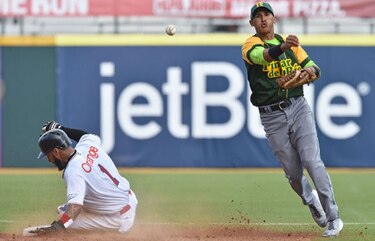 Peloteros cubanos no podrán jugar en ligas invernales hasta nuevo aviso