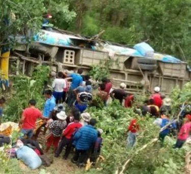 Bolivia: Vehículo cae en barranco, hay 17 muertos