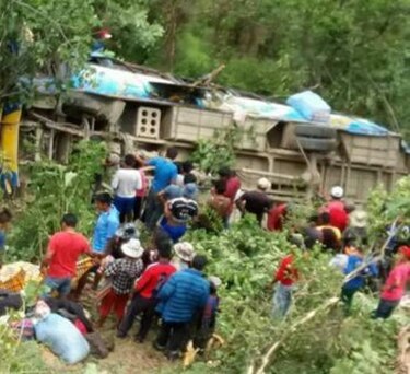 Bolivia: Vehículo cae en barranco, hay 17 muertos