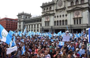 Protesta: Guatemaltecos exigen la renuncia del presidente Pérez Molina
